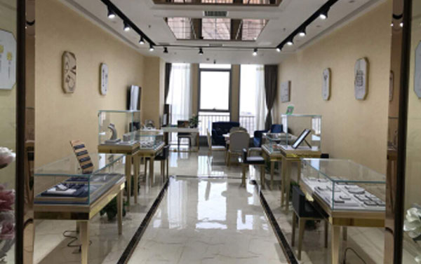 珠寶展示柜廠家優(yōu)秀具備的三個(gè)特質(zhì)